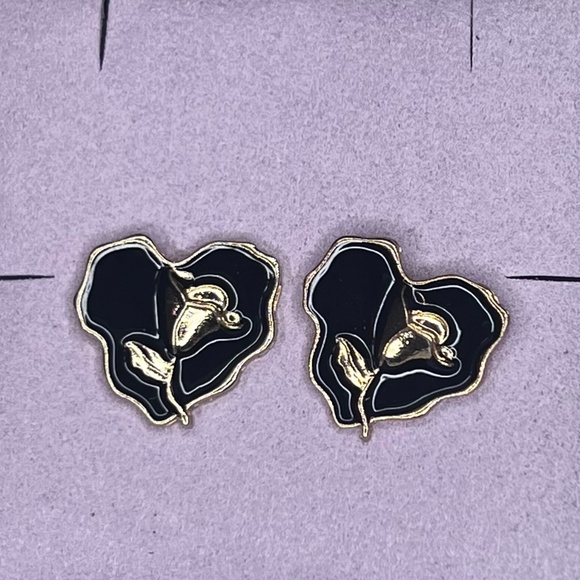 🆕NEW Gold Pkated Flower Rose Black Enamel Earrings - Picture 6 of 6